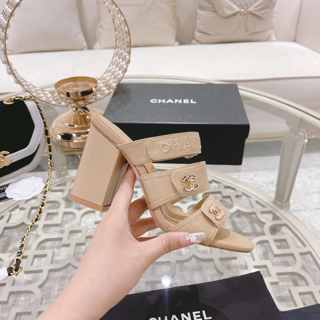 👟👟Ex-factory price 540👟👟 🌹🌹🌹2025 latest CHANEL Chanel early spring catwalk new model 🌸️Purchased the original version in Hong Kong and opened the mold exclusively. Top quality % genuine last developed with smooth lines. The shoe shape is perfect and can be safely entered and exited from the counter! Official website 1:1 production. 🇮🇹🇮🇹🇮🇹 Material: Mixed sheepskin imported from Italy & private molded double C buckle and letters are delicate, smooth, shiny and feel great! 💅The fabric and the feet are made of the same material, which is great on the feet! ! ! Color: black/apricot Code number: 34-40 (custom-made sizes 41 and 42 are non-refundable)